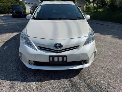 2014 Toyota Prius v Five