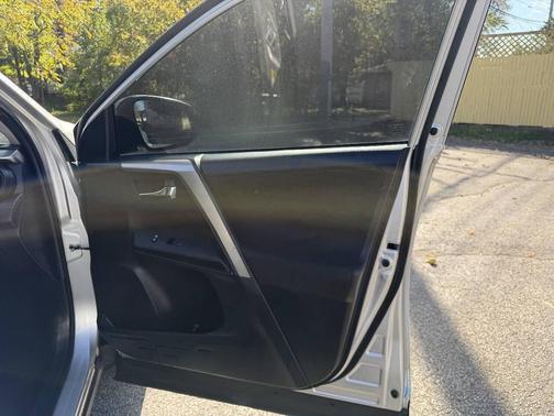 Classic Silver Metallic 2014 Toyota RAV4 XLE
