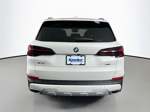 Mineral White Metallic 2024 BMW X5 xDrive40i