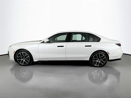2025 BMW 750e xDrive