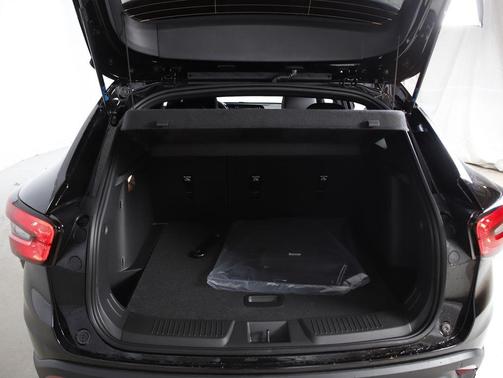 Mosaic Black Metallic 2026 Chevrolet Trax FWD 2RS
