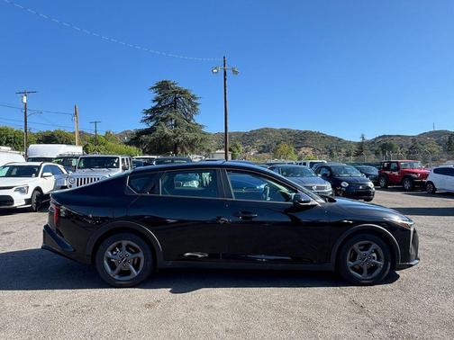 Aurora Black Pearl 2025 Kia K4 LXS