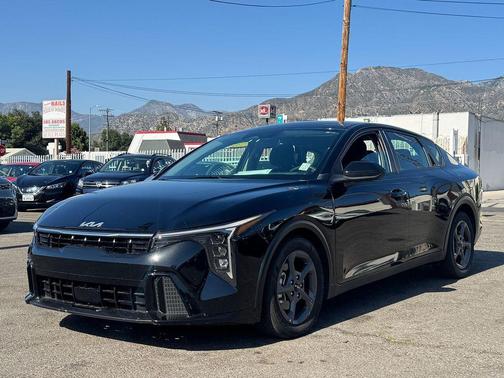 Aurora Black Pearl 2025 Kia K4 LXS