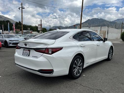 Eminent White Pearl 2020 Lexus ES 300h Base