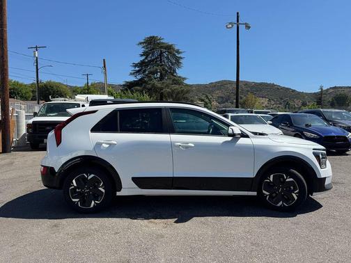 Snow White Pearl 2024 Kia Niro EV Wind