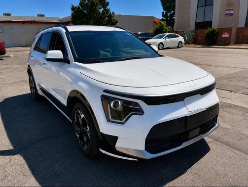 Snow White Pearl 2024 Kia Niro EV Wind