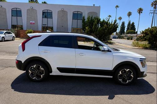 Snow White Pearl 2024 Kia Niro EV Wind