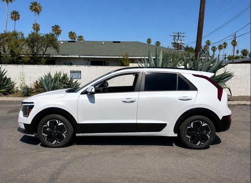Snow White Pearl 2024 Kia Niro EV Wind