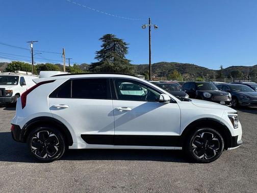 Snow White Pearl 2023 Kia Niro EV Wind