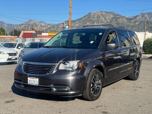 2016 Chrysler Town & Country Touring