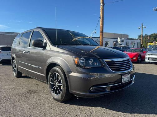 2016 Chrysler Town & Country Touring