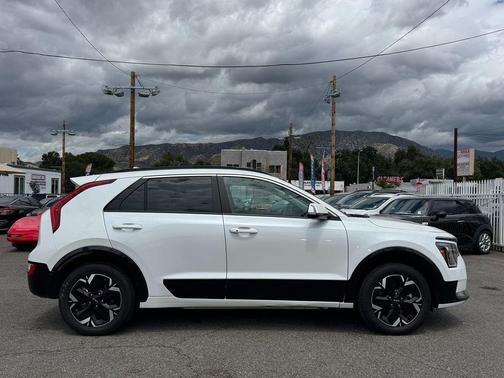 Snow White Pearl 2024 Kia Niro EV Wind