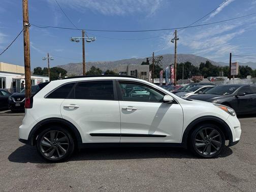 Snow White Pearl 2017 Kia Niro Touring