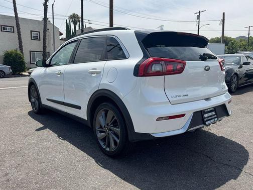 Snow White Pearl 2017 Kia Niro Touring