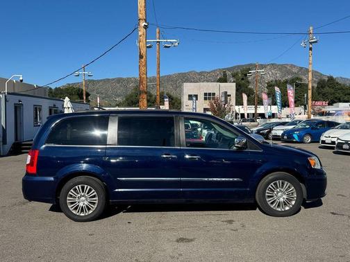 2016 Chrysler Town & Country Touring-L
