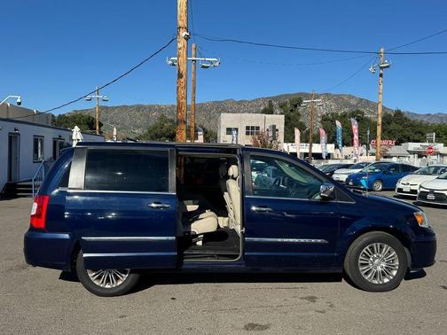 2016 Chrysler Town & Country Touring-L