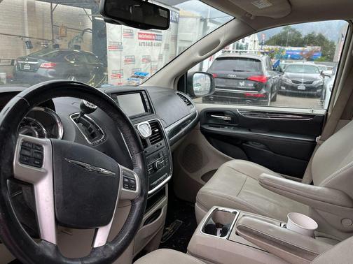 2016 Chrysler Town & Country Touring-L