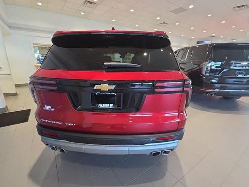 Radiant Red Tintcoat 2026 Chevrolet Traverse LT