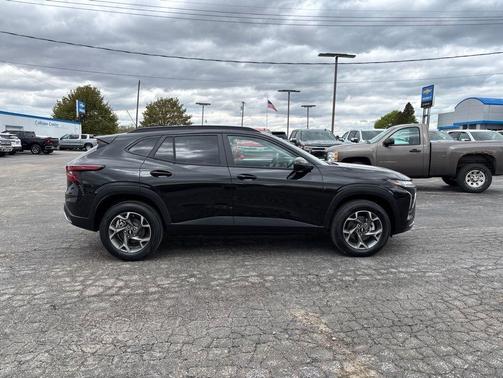 Mosaic Black Metallic 2026 Chevrolet Trax LT