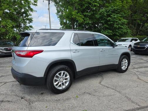 Silver Ice Metallic 2020 Chevrolet Traverse LT Cloth