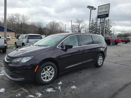 Photo 2 of 26 of 2017 Chrysler Pacifica Touring
