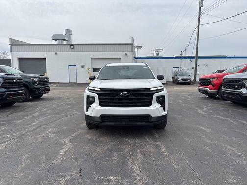 Summit White 2026 Chevrolet Traverse LT