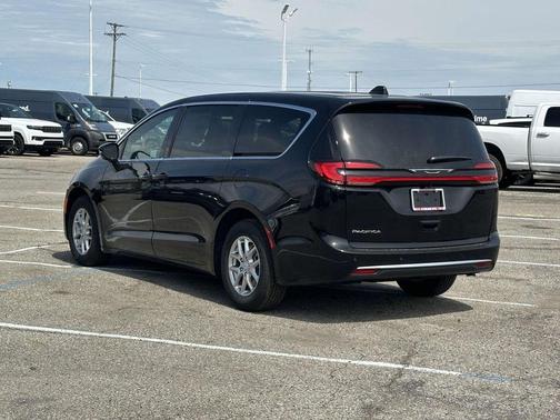 Diamond 2027 Chrysler Pacifica SELECT