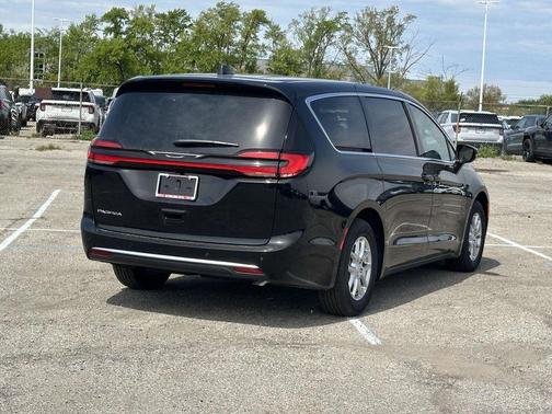 Diamond 2027 Chrysler Pacifica SELECT