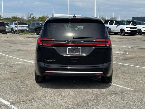 Diamond 2027 Chrysler Pacifica SELECT