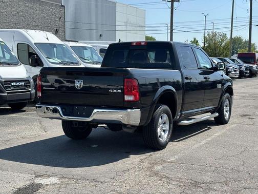 Brilliant Black Crystal Pearlcoat 2016 RAM 1500 SLT