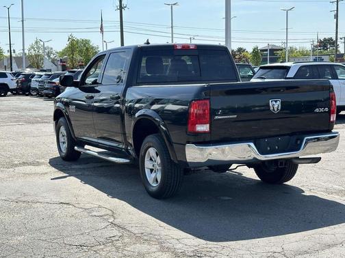 Brilliant Black Crystal Pearlcoat 2016 RAM 1500 SLT