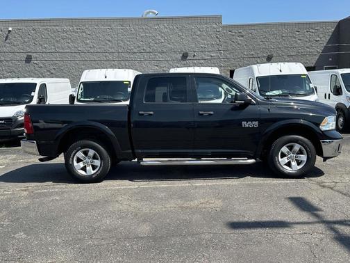 Brilliant Black Crystal Pearlcoat 2016 RAM 1500 SLT