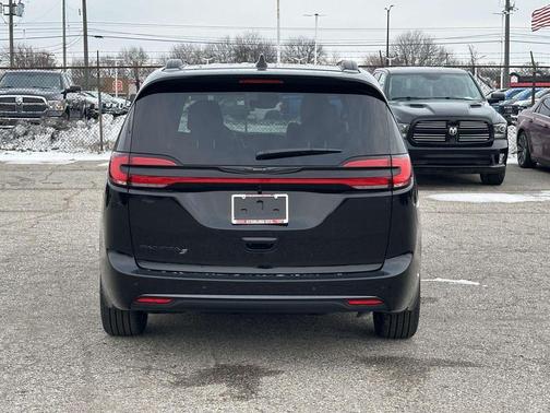 2026 Chrysler Pacifica Select