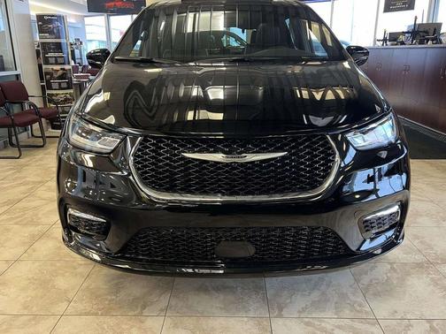 Diamond Black 2026 Chrysler Pacifica Limited