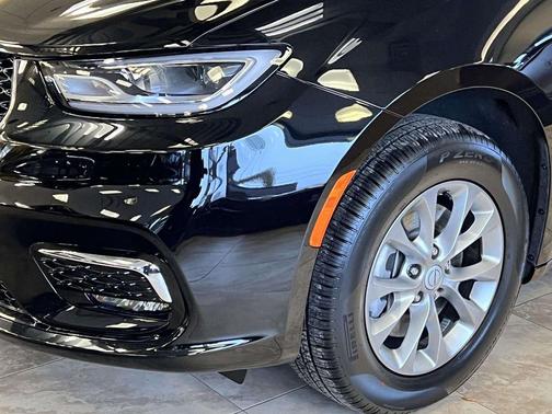 Diamond Black 2026 Chrysler Pacifica Limited