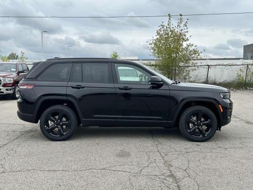 2025 Jeep Grand Cherokee Laredo