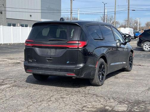 Brilliant Black Crystal Pearlcoat 2023 Chrysler Pacifica Hybrid Limited
