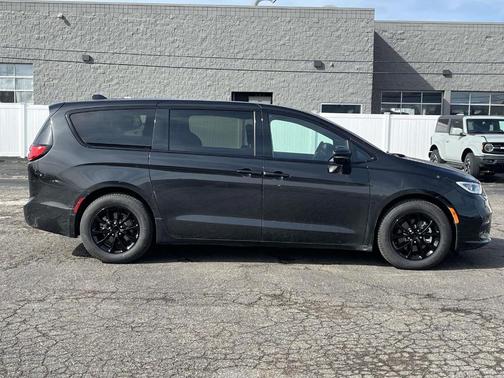 Brilliant Black Crystal Pearlcoat 2023 Chrysler Pacifica Hybrid Limited