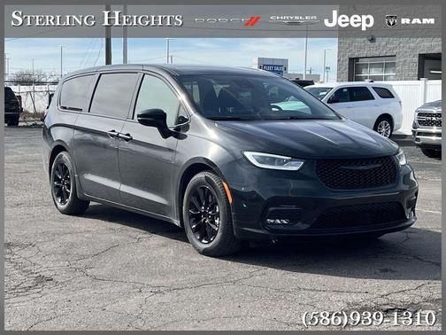Brilliant Black Crystal Pearlcoat 2023 Chrysler Pacifica Hybrid Limited