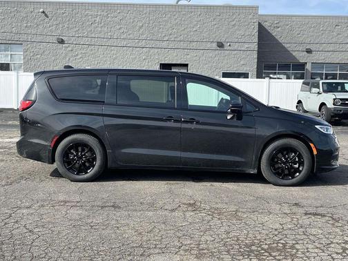 Brilliant Black Crystal Pearlcoat 2023 Chrysler Pacifica Hybrid Limited