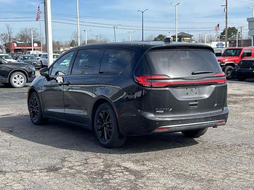 Brilliant Black Crystal Pearlcoat 2023 Chrysler Pacifica Hybrid Limited