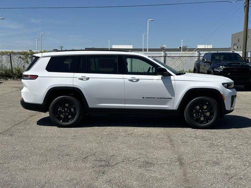 Bright White Clearcoat 2026 Jeep Grand Cherokee L Laredo