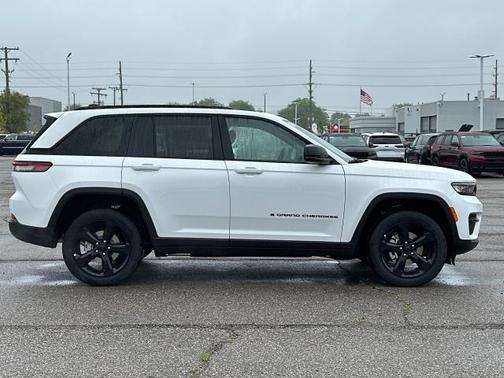 2025 Jeep Grand Cherokee Laredo