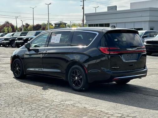 2023 Chrysler Pacifica Touring-L