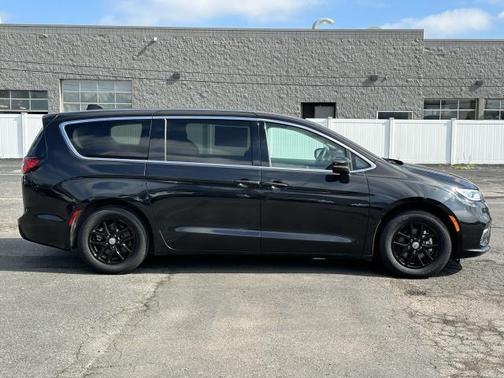 2023 Chrysler Pacifica Touring-L