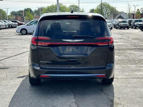 2023 Chrysler Pacifica Touring-L