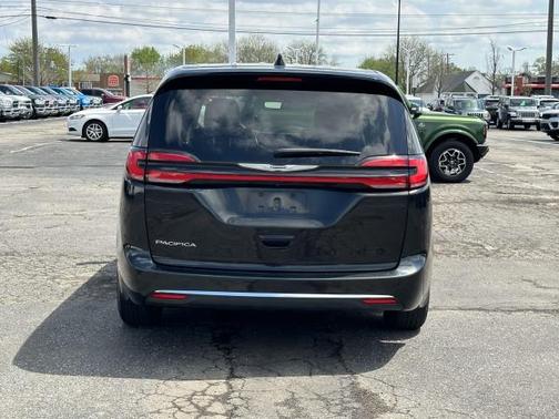2023 Chrysler Pacifica Touring-L