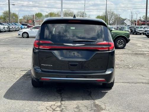 2023 Chrysler Pacifica Touring-L