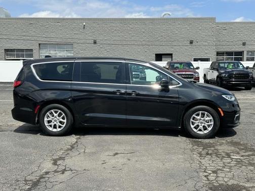 2023 Chrysler Pacifica Touring-L