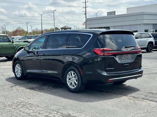 2023 Chrysler Pacifica Touring-L